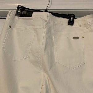 New with tag Chico’s So slimming straight leg pants in alabaster , 2.5 petite